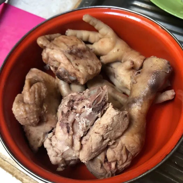 Rebus ayam hingga matang. Kemudian buang air rebusan.