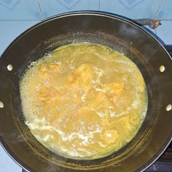 Cuci bersih ayam, lalu rebus dengan bumbu ungkep (kunyit, bawang putih, bawang merah, ketumbar, kemiri, garam dan penyedap rasa) kurang lebih 30 menit.