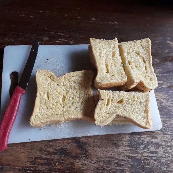 Bagi 2 roti tawar.