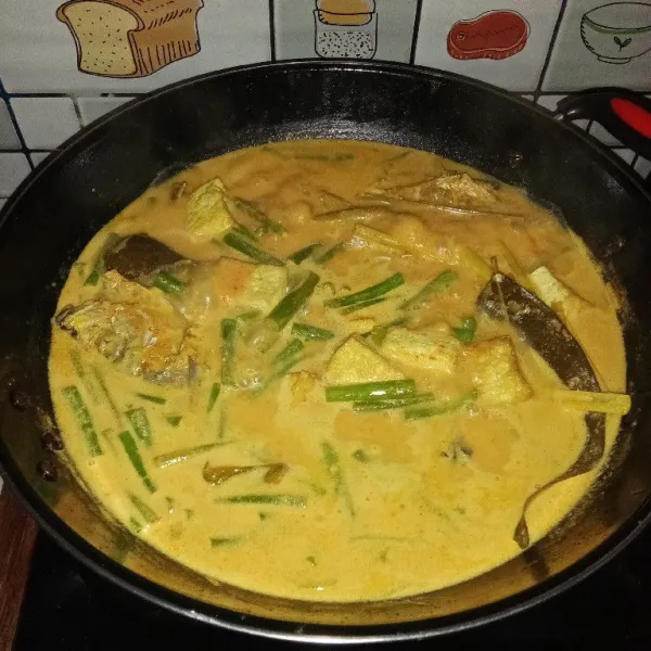 Setelah semua bahan tercampur, aduk perlahan dan koreksi rasa. Tambahkan garam, kaldu jamur, dan gula pasir. Masak hingga matang. Hidangan siap disajikan.