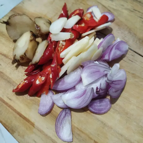 Iris bawang merah, bawang putih, cabe, dan lengkuas.