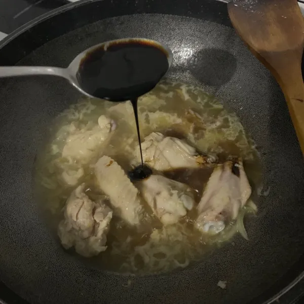 Tambahkan air, dan kecap manis.