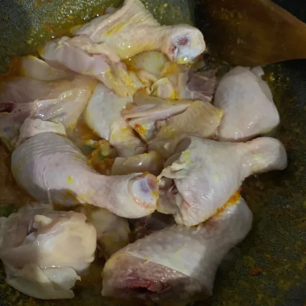 Masukkan potongan ayam dan tambahkan air. Masak selama 15 menit.