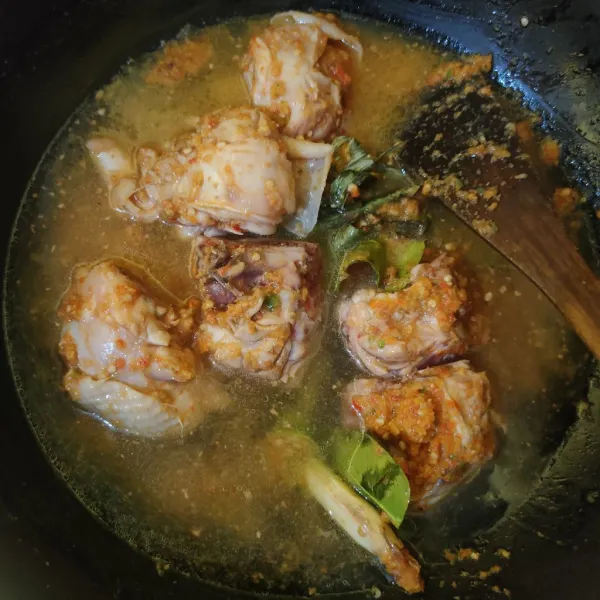 Masukkan air, kaldu bubuk dan gula pasir. Masak hingga mendidih, tes rasa.