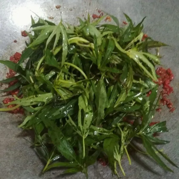 Tambahkan daun ubi, aduk hingga rata.