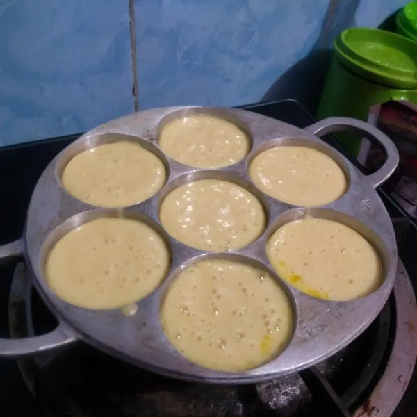 Aduk sebelum di tuang ke cetakan. Panaskan cetakan, olesi margarin tipis. Tuang adonan 3/4 cetakan, tutup sampai setengah matang.