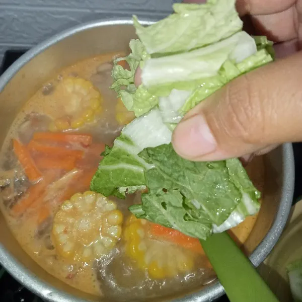 Tambahkan gula garam dan kaldu jamur, setelah wortel matang masukkan sawi putih.