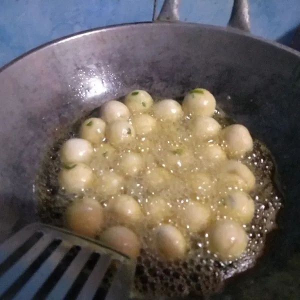 Aduk terus sampai luar cimol kokoh ketika disentuh oleh sutil.