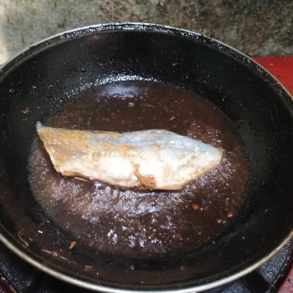 Rendam ikan asin dalam air selama 5 menit, cuci bersih agar asinnya berkurang. Goreng ikan asin hingga matang, lalu pisahkan daging dengan durinya.