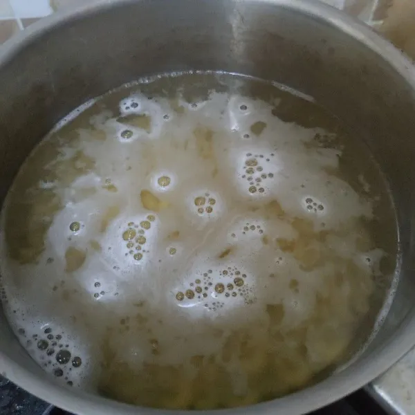 Rebus makaroni, beri 1 sdm minyak, tunggu sampai matang. Angkat dan tiriskan.