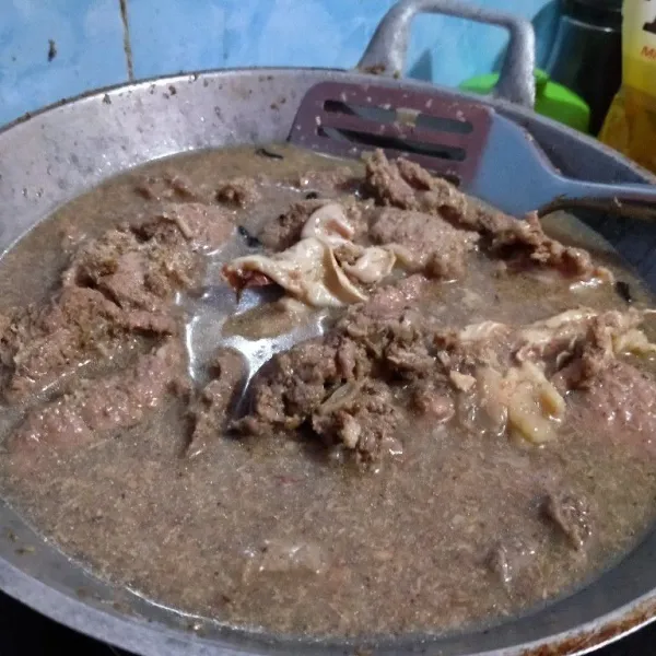 Tambahkan air, garam, dan gula merah, masak sampai daging empuk dan air susut