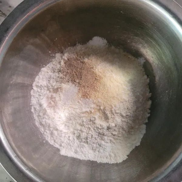 Campurkan tepung terigu, maizena, penyedap rasa, garam, dan lada bubuk.
