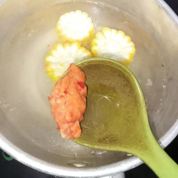 Rebus air untuk kuah hingga mendidih lalu masukkan jagung setelah jagung mulai matang masukkan bumbu halus, aduk rata.