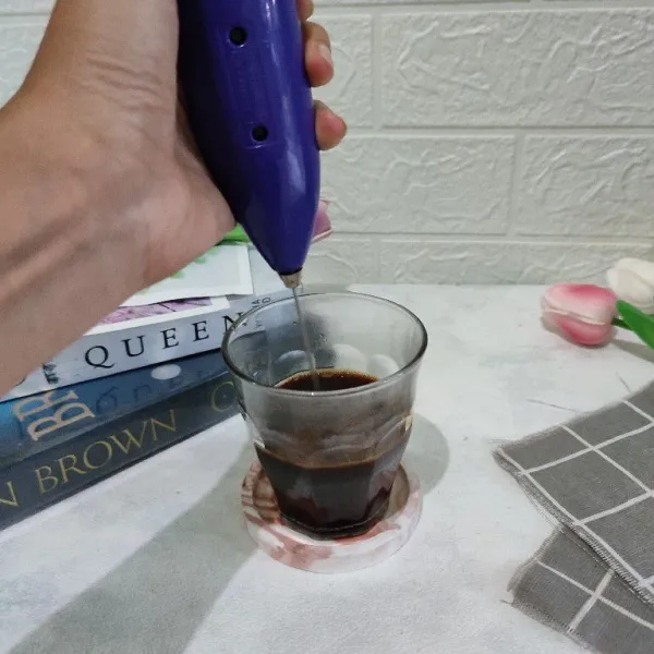 Kemudian kocok dengan milk frother hingga berbusa.
