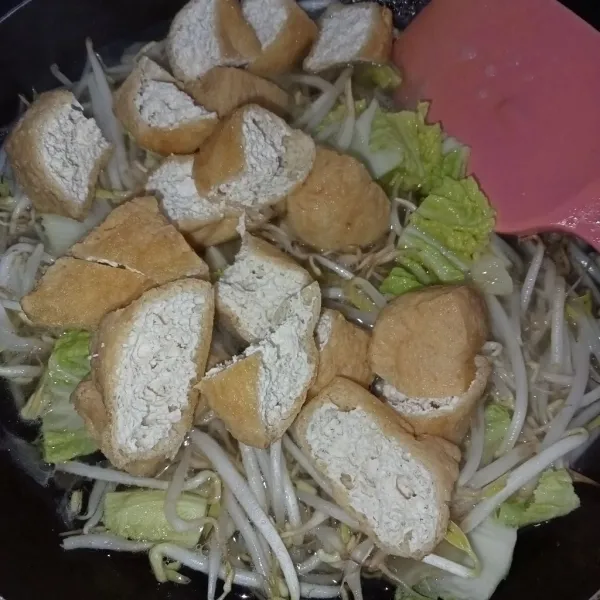 Masukkan tahu yang sudah dipotong.