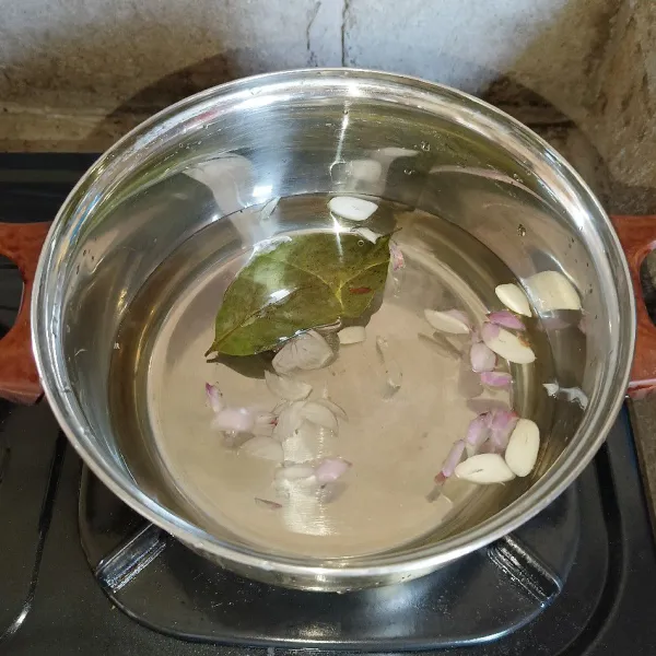Rebus air, daun salam, lengkuas, bawang merah, dan bawang putih.