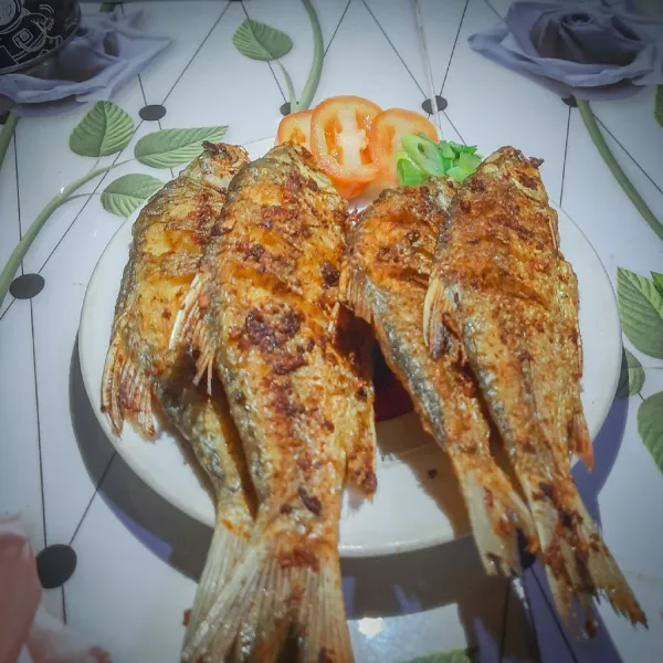 Ikan tawes goreng siap disajikan.