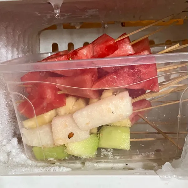 Simpan buah dalam freezer selama 2 jam hingga buah membeku.