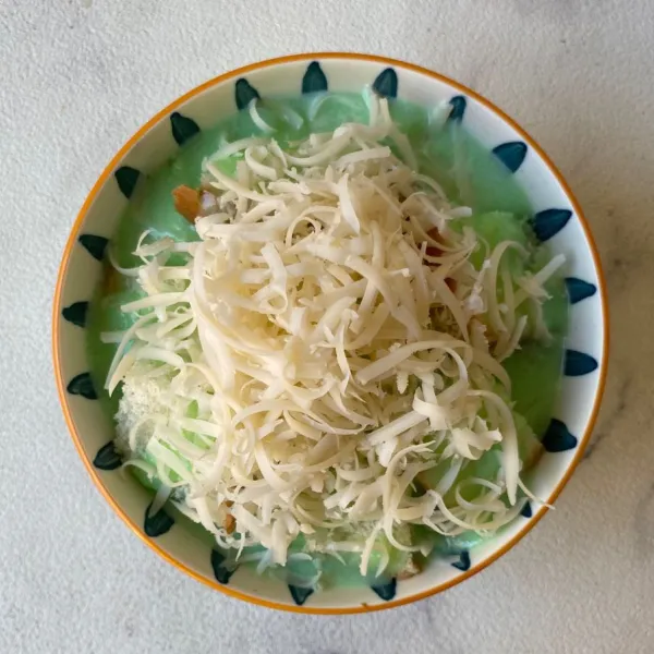 Tambahkan keju parut di atasnya untuk topping. Simpan ke dalam lemaei es selama 1 jam. Setelah dingin siap disajikan.
