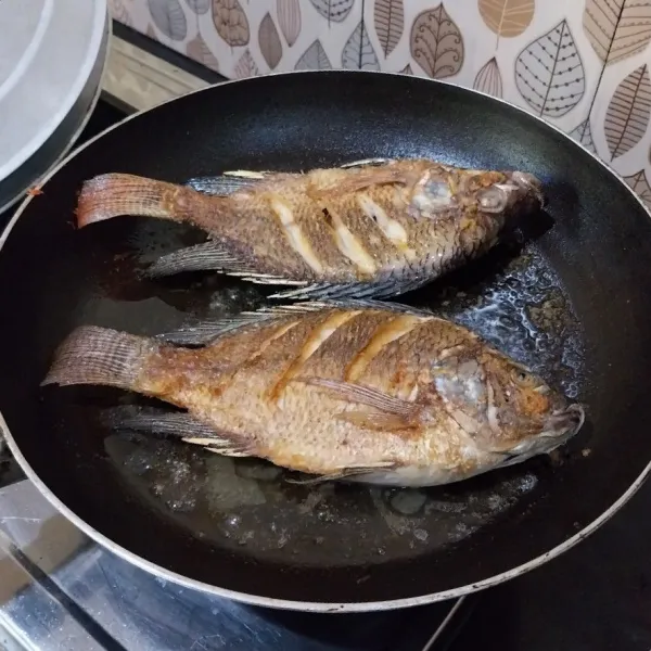 Goreng ikan hingga kecokelatan, tiriskan.