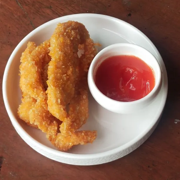 Goreng hingga kekuningan, chicken fingers siap dinikmati bersama cocolan saus.