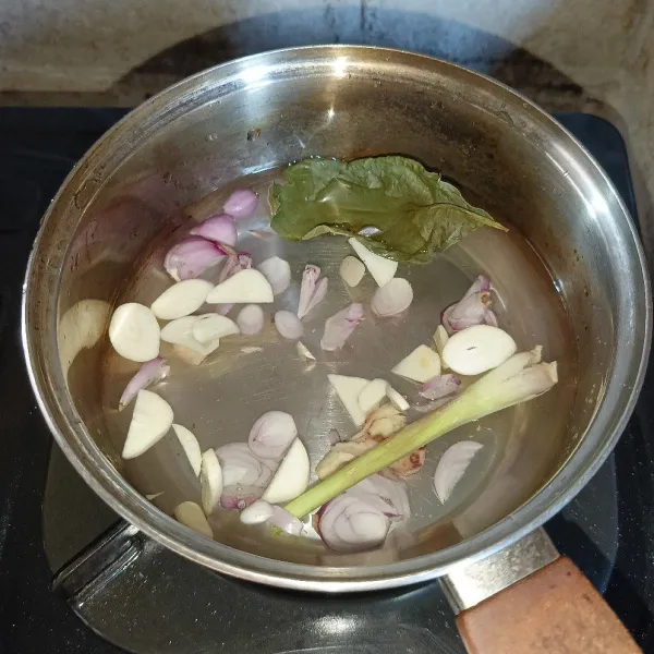 Rebus air, bawang merah, bawang putih, serai dan daun salam.