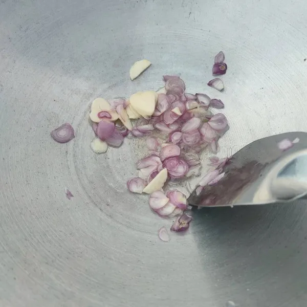 Panaskan minyak, tumis bawang merah dan bawang putih hingga harum dan layu.