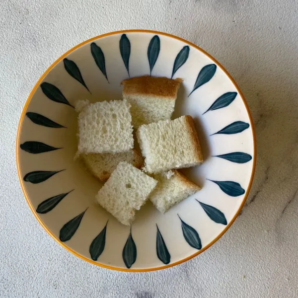 Masukkan roti tawar ke dalam mangkuk.
