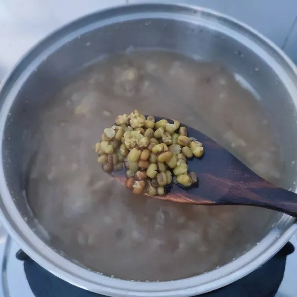 Setelah empuk, buang air rebusan kacang hijau.