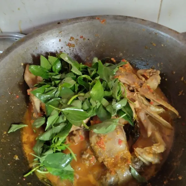 Masukkan daun kemangi.