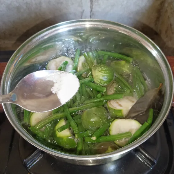 Bumbui dengan garam, lada bubuk, gula pasir, dan kaldu jamur, masak sampai sayuran matang.