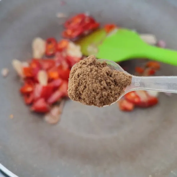 Tambahkan terasi bubuk, tumis sampai aromanya keluar.