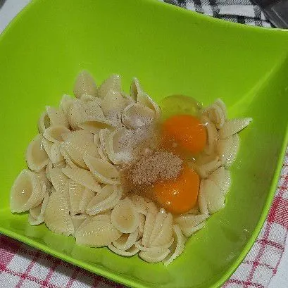 Masukkan garam, lada dan bawang putih, aduk hingga tercampur rata.