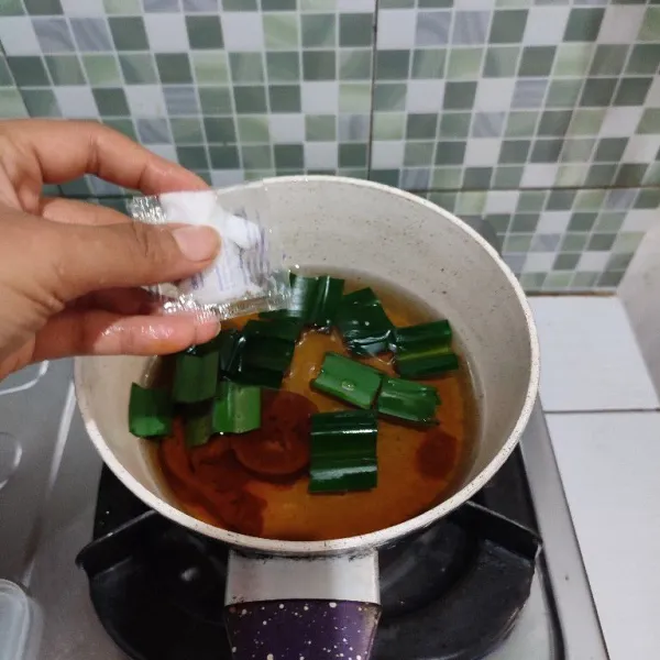 Tambahkan vanili, garam dan gula pasir. Masak hingga mendidih.
