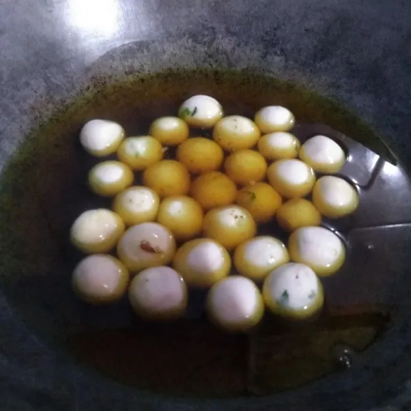 Rendam cilok di minyak dingin.