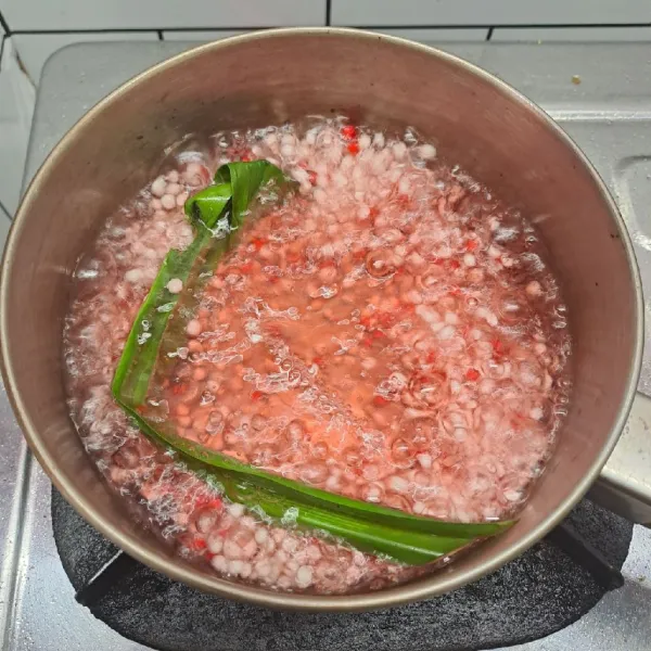 Masukkan biji mutiara, masak selama 5 menit tanpa diaduk. Matikan kompor, tutup panci. Biarkan selama 30 menit.