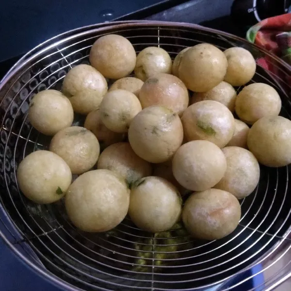 Ciri cimol berhasil ialah ketika digoreng terasa ringan, cimol kokoh dan garing dan cimol dapat mengembang 2-3x lipat ukuran awal.