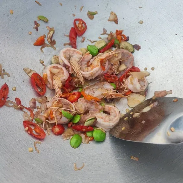 Masukkan udang, tumis hingga berubah warna.