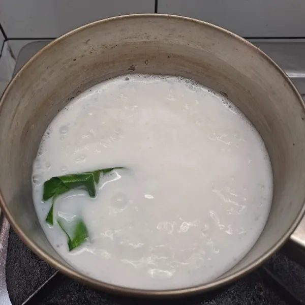Rebus air, garam dan daun pandan sampai mendidih. Masukkan krimer bubuk, aduk sampai larut. Masak sampai mendidih. Angkat dan matikan kompor.