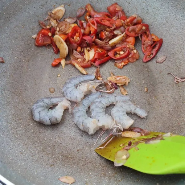 Masukkan udang, tumis hingga berubah warna.