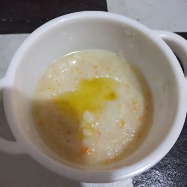Kemudian tambahkan olive oil. Aduk