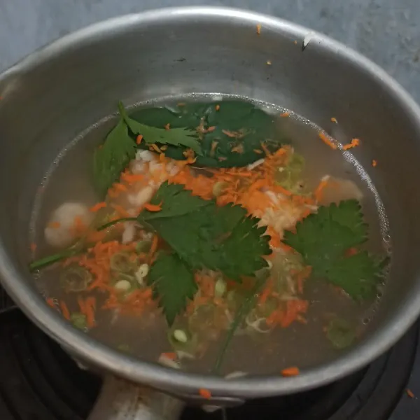 Beri wortel, seledri, buncis, dan bawang putih parut. Masak dengan api kecil sampai air menyusut.
