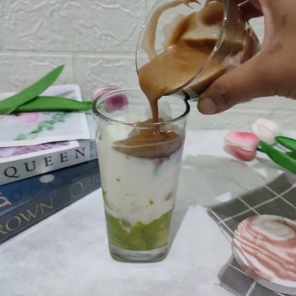 Terakhir tambahkan dalgona.