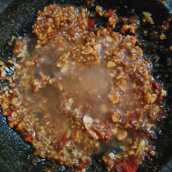 Masukkan air asam. bisa menggunakan asam jawa, cuka, ataupun jeruk nipis. Aduk hingga tercampur rata, tes rasa.