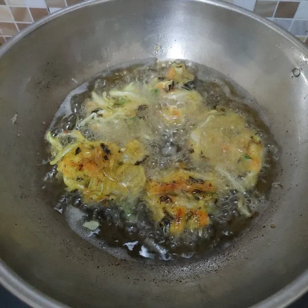 Panaskan minyak, ambil 1 sdm adonan lalu goreng hingga matang dan berubah keemasan angkat dan tiriskan.