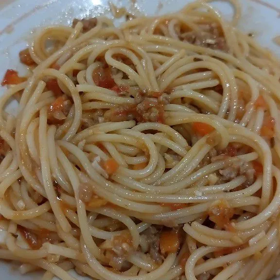 Campurkan saus bolognese dengan pasta. Spaghetti bolognese siap dihidangkan.
