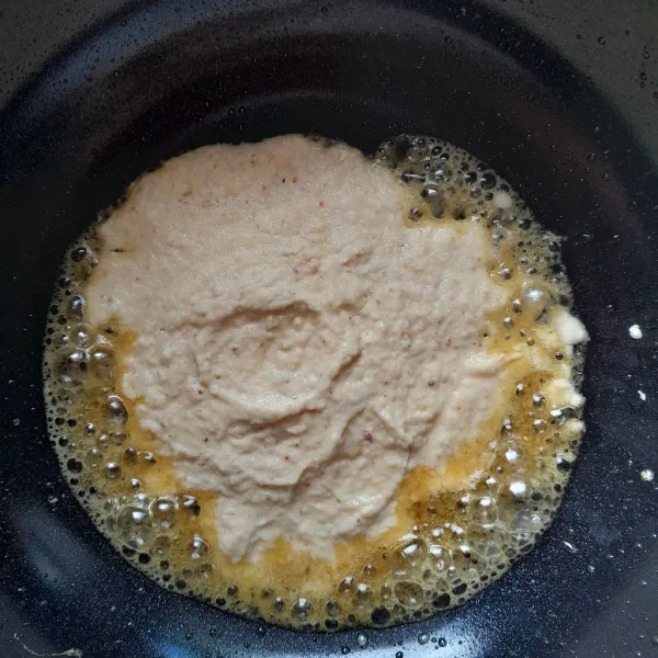 Panaskan lagi secukupnya minyak dalam wajan, masukkan bumbu halus. Tumis hingga bumbu benar-benar matang.