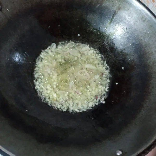 Tumis bawang merah dan bawang putih sampai layu serta harum.