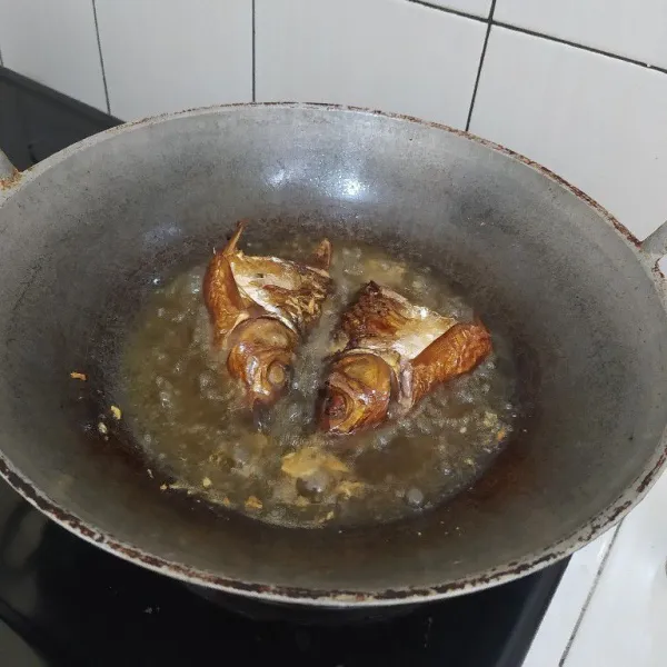 Goreng ikan asap lalu angkat dan tiriskan.