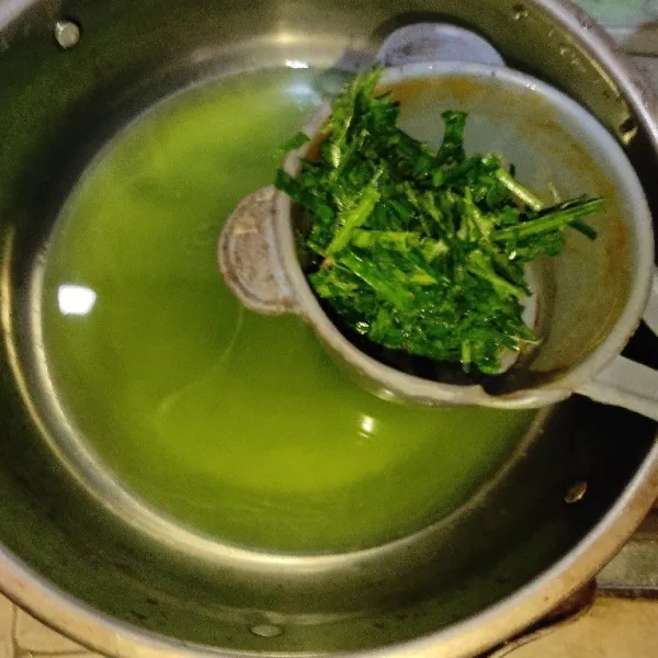 Potong-potong daun pandan, tambahkan air lalu blender. Saring.